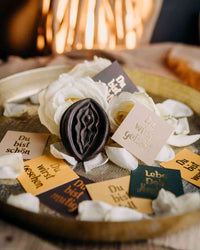 Kakao & Weiblichkeit: Dein Yoni Ritual-Set – Zeremonieller Kakao & Affirmationskärtchen